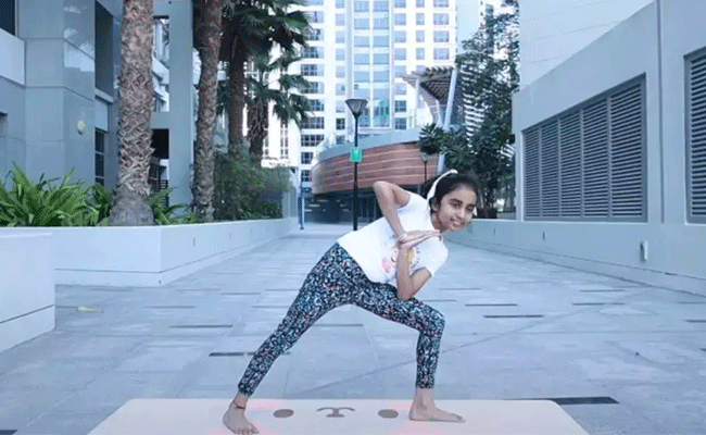 You are currently viewing വെറും 7 വയസ്സുള്ള ഈ ഇന്ത്യൻ പെൺകുട്ടി ലോകത്തിലെ ഏറ്റവും പ്രായം കുറഞ്ഞ യോഗ പരിശീലകയാണ്