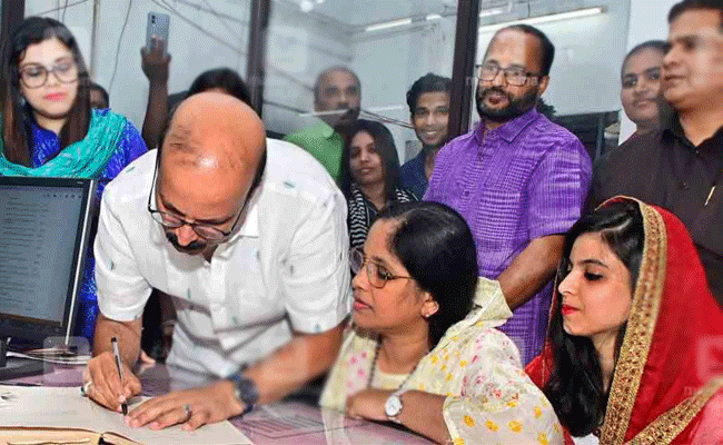 You are currently viewing ഞാൻ ആക്രമിക്കപ്പെട്ടാൽ ഉത്തരവാദികൾ ഇവരാണ് ; സ്വന്തം ഭാര്യയെ രണ്ടാമതും വിവാഹം കഴിച്ചതിന് പിന്നാലെ ഷുക്കൂർ വക്കീൽ പറയുന്നു