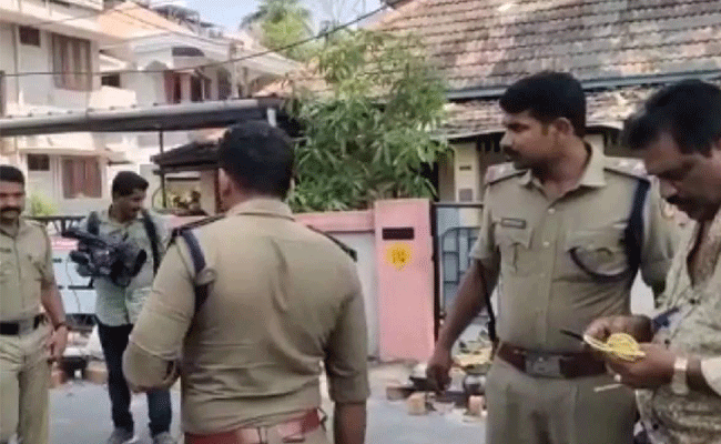 You are currently viewing ആറ്റുകാൽ പൊങ്കാലക്കിടെ ഗുണ്ടാ ആക്രമണം; കുപ്രസിദ്ധ ഗുണ്ട ലുട്ടാപ്പി സതീഷിനെ ഒരു സംഘം വെട്ടി പരിക്കേല്‍പ്പിച്ചു