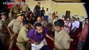 Read more about the article ആര്‍.എസ്‌.എസ് നേതാവിനെ പുറത്താക്കണം; കേന്ദ്ര സര്‍വ്വകലാ ശാലയില്‍ പ്രതിഷേധിച്ച എസ്‌.എഫ്‌.ഐ പ്രവർത്തകരെ അറസ്റ്റ് ചെയ്‌തു