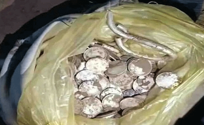 Read more about the article 161 വര്‍ഷം പഴക്കമുള്ള നാണയങ്ങളും വെള്ളി ആഭരണങ്ങളും; വീട് പണിയുന്നതിനിടെ കണ്ടെത്തിയത് നിധി