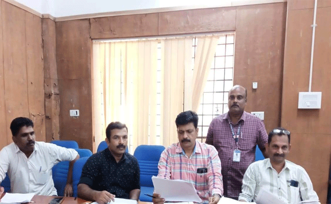 You are currently viewing മാലിന്യ നിർമ്മാർജനത്തിൽ അഴിമതി; കാസർകോട് നഗരസഭയിൽ വിജിലൻസ് റെയ്ഡ്, ഉദ്യോഗസ്ഥരും ഭരണകർത്താക്കളും കുടുങ്ങും