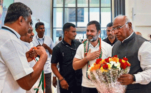 Read more about the article കര്‍ണാടകയില്‍ തൊഴിലില്ലാത്ത യുവാക്കള്‍ക്ക് ‘യുവനിധി’ പ്രഖ്യാപിച്ച് രാഹുല്‍ ഗാന്ധി; പ്രതിമാസം 3000 രൂപ വേതനം