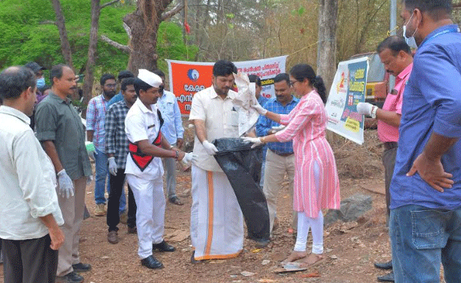 Read more about the article പൊതുയിടങ്ങളും ഓഫീസുകളും പരിസരങ്ങളും ശുചീകരിച്ച് ക്ലീന്‍ കാസര്‍കോട് ദിനം ആചരിച്ചു