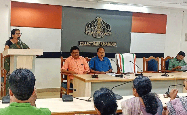 Read more about the article മാലിന്യ നിക്ഷേപത്തില്‍ തദ്ദേശ സ്ഥാപനങ്ങള്‍ കര്‍ശന നടപടി സ്വീകരിക്കണം: ജില്ലാ കളക്ടര്‍ ഭണ്ഡാരി സ്വാഗത്