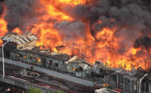 Read more about the article ധാക്കയിലെ ബോംഗോ ബസാർ തീപിടിത്തം; ഉണ്ടായത് ബംഗ്ലാദേശിലെ പ്രധാന മൊത്ത തുണി വിപണികളിലൊന്നിൽ; അന്താരാഷ്‌ട്ര മാധ്യമങ്ങളിൽ പ്രധാന വാർത്ത