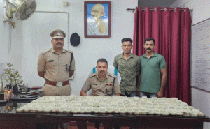 Read more about the article സ്കൂട്ടറിൽ കടത്തുന്നതിനിടെ കാഞ്ഞങ്ങാട് വൻ ഹവാല പണം പിടികൂടി; ഒരാൾ അറസ്റ്റിൽ