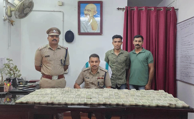 Read more about the article സ്കൂട്ടറിൽ കടത്തുന്നതിനിടെ കാഞ്ഞങ്ങാട് വൻ ഹവാല പണം പിടികൂടി; ഒരാൾ അറസ്റ്റിൽ