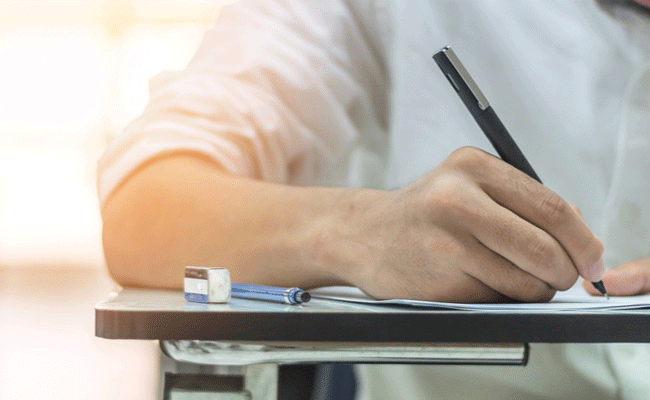 Read more about the article കര്‍ണാടകയില്‍ എസ്.എസ്.എൽ.സി പരീക്ഷക്കിടെ കൂട്ട കോപ്പിയടി; പ്രധാനാധ്യാപകൻ ഉൾപ്പെടെ 16 അധ്യാപകര്‍ക്ക് സസ്പെന്‍ഷന്‍