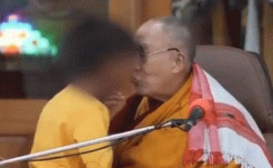 Read more about the article പ്രായപൂർത്തിയാകാത്ത ആൺകുട്ടിയുടെ ചുണ്ടിൽ ചുംബിച്ചു; മാപ്പ് പറഞ്ഞ് ടിബറ്റൻ ആത്മീയാചാര്യൻ ദലൈലാമ