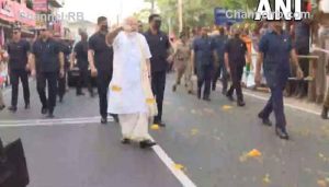 Read more about the article പ്രധാനമന്ത്രി നരേന്ദ്രമോദിയുടെ റോഡ് ഷോ കൊച്ചിയിൽ; പുഷ്പവൃഷ്ടിയിൽ ആളുകൾ വരവേറ്റു, യുവം -2023 കോണ്‍ക്ലേവ് പരിപാടിയിൽ യുവാക്കളുമായി സംവദിച്ചു