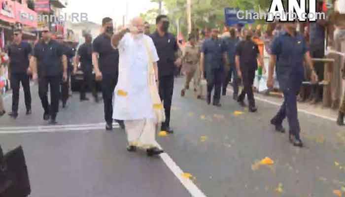 Read more about the article പ്രധാനമന്ത്രി നരേന്ദ്രമോദിയുടെ റോഡ് ഷോ കൊച്ചിയിൽ; പുഷ്പവൃഷ്ടിയിൽ ആളുകൾ വരവേറ്റു, യുവം -2023 കോണ്‍ക്ലേവ് പരിപാടിയിൽ യുവാക്കളുമായി സംവദിച്ചു