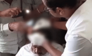 Read more about the article തിരഞ്ഞെടുപ്പ് സ്വീകരണത്തിനിടയിൽ പൂവുകൾക്കുള്ളിൽ കല്ല് ഒളിപ്പിച്ച് എറിഞ്ഞു; കര്‍ണാടകയിൽ മുന്‍ ഉപമുഖ്യമന്ത്രിയുടെ തലയ്ക്ക് പരിക്ക്; പൊലീസ് കേസെടുത്തു