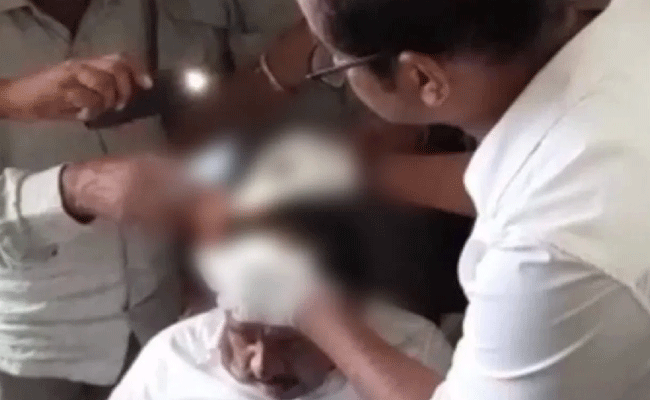 Read more about the article തിരഞ്ഞെടുപ്പ് സ്വീകരണത്തിനിടയിൽ പൂവുകൾക്കുള്ളിൽ കല്ല് ഒളിപ്പിച്ച് എറിഞ്ഞു; കര്‍ണാടകയിൽ മുന്‍ ഉപമുഖ്യമന്ത്രിയുടെ തലയ്ക്ക് പരിക്ക്; പൊലീസ് കേസെടുത്തു