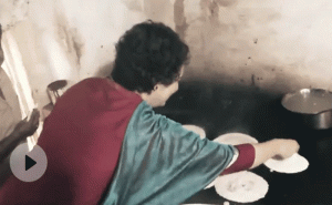 Read more about the article പ്രഭാത ഭക്ഷണത്തിനെത്തി; കർണാടകയിൽ പ്രചാരണത്തിനിടെ ദോശ ഉണ്ടാക്കാൻ പഠിച്ച് പ്രിയങ്ക ഗാന്ധി