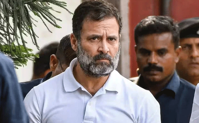 You are currently viewing നേരിട്ടെത്തി അപ്പീൽ സമർപ്പിച്ചു; അപകീർത്തിക്കേസിൽ രാഹുൽ ​ഗാന്ധിയുടെ ജാമ്യം നീട്ടി