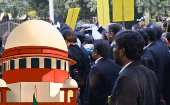 Read more about the article സമരം ചെയ്താൽ ജുഡീഷ്യൽ പ്രക്രിയ അവതാളത്തിലാകും; അഭിഭാഷകർക്ക് സമരം ചെയ്യാൻ അവകാശമില്ലെന്ന് സുപ്രീംകോടതി