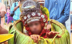 Read more about the article പെരുങ്കളിയാട്ടം: എട്ടാം ക്ലാസ് വിദ്യാർത്ഥി അഗ്നിക്കോല തെയ്യം അവതരിപ്പിച്ച സംഭവത്തിൽ ബാലാവകാശ കമ്മീഷൻ കേസെടുത്തു