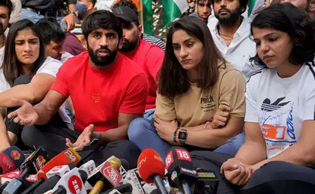 You are currently viewing സമരവേദിയിൽ രാത്രി വൈദ്യുതി വിച്ഛേദിച്ചു; ഡൽഹി പൊലീസിനെതിരെ വിമർശനവുമായി ​ഗുസ്തി താരങ്ങൾ