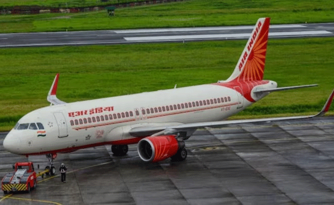 You are currently viewing കോക്പിറ്റില്‍ വനിതാ സുഹൃത്തിനെ കയറ്റിയ പൈലറ്റിന് 3 മാസം സസ്‌പെന്‍ഷന്‍; എയര്‍ ഇന്ത്യക്ക് 30 ലക്ഷം പിഴ