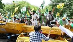 Read more about the article ഗുസ്തിതാരങ്ങളുടെ സമരത്തില്‍ പങ്കുചേര്‍ന്ന് കര്‍ഷകര്‍; ബാരിക്കേഡുകള്‍ തകര്‍ത്തു, ജന്തര്‍ മന്ദറിലേക്ക് കൂടുതൽപേർ എത്തുന്നു