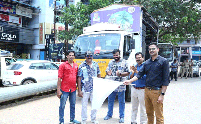 You are currently viewing സംസ്ഥാന സര്‍ക്കാറിൻ്റെ വികസന ക്ഷേമ പ്രവര്‍ത്തനങ്ങള്‍ പറഞ്ഞ് ആടിയും പാടിയും കലാജാഥ