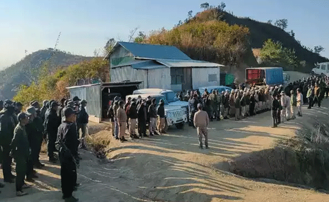 Read more about the article ഒരിടവേളയ്ക്ക് ശേഷം മണിപ്പൂരിൽ പുതിയ അക്രമങ്ങൾ റിപ്പോർട്ട് ചെയ്യുന്നു; വീടുകൾ കത്തിച്ചു; കർഫ്യൂ ഏർപ്പെടുത്തി