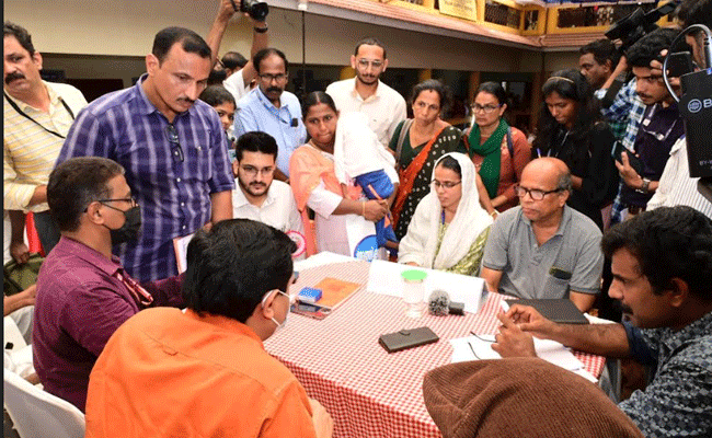 Read more about the article കരുതലും കൈത്താങ്ങുമായി സര്‍ക്കാര്‍; എന്‍ഡോസള്‍ഫാന്‍ ദുരിതബാധിതര്‍ക്ക് സാന്ത്വനമായി അദാലത്ത്