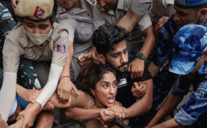 Read more about the article പ്രതിഷേധ പ്രകടനം നടത്തിയ ഗുസ്തിതാരങ്ങള്‍ക്ക് നേരെ പൊലീസ് ബലപ്രയോഗം; സാക്ഷി മാലിക് ഉൾപ്പെടെയുള്ള ഗുസ്തിതാരങ്ങളെ പൊലീസ് റോഡിലൂടെ വലിച്ചിഴച്ചു