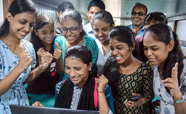 You are currently viewing എസ്. എസ്.എല്‍.സി പരീക്ഷാ ഫലം; കാസർകോട് ജില്ലയ്ക്ക് അഭിമാന നേട്ടം; പരീക്ഷ എഴുതിയ 19501 വിദ്യാര്‍ഥികളില്‍ 19466 പേര്‍ ഉപരി പഠനത്തിന് യോഗ്യത നേടി