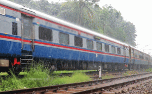 Read more about the article സ്റ്റേഷനില്‍ നിര്‍ത്താന്‍ മറന്നു; അഞ്ഞൂറ് മീറ്ററിലധികം പിന്നിലേക്കെടുത്തു യാത്രക്കാരെ കയറ്റി വേണാട് എക്സ്പ്രസ്സ്