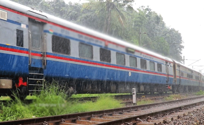 You are currently viewing സ്റ്റേഷനില്‍ നിര്‍ത്താന്‍ മറന്നു; അഞ്ഞൂറ് മീറ്ററിലധികം പിന്നിലേക്കെടുത്തു യാത്രക്കാരെ കയറ്റി വേണാട് എക്സ്പ്രസ്സ്