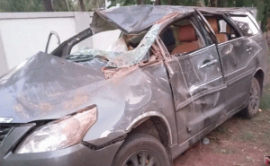 Read more about the article കാഞ്ഞങ്ങാട് കാര്‍ നിയന്ത്രണം വിട്ട് മറിഞ്ഞ് വീട്ടമ്മ മരിച്ചു; സ്ത്രീകളും കുട്ടികളും ഉൾപ്പെടെ കുടുംബത്തിലെ എട്ടുപേര്‍ക്ക് പരിക്ക്