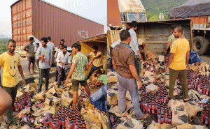 Read more about the article നിയന്ത്രണം നഷ്ടമായി ബിയര്‍ കുപ്പികളുമായി വന്ന വാന്‍ മറിഞ്ഞു; കയ്യില്‍ കിട്ടിയതും എടുത്ത് തിരിഞ്ഞുനോക്കാതെ ഓടി നാട്ടുകാര്‍