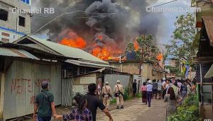 Read more about the article മണിപ്പൂരിൽ സുരക്ഷാ സേനയും നാട്ടുകാരും തമ്മില്‍ ഏറ്റുമുട്ടി; അക്രമികള്‍ പൊലീസ് കമാന്‍ഡോകളുടെ വേഷത്തില്‍ എത്താം, മുന്നറിയിപ്പുമായി കേന്ദ്ര ഇന്‍റലിജന്‍സ്