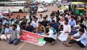 Read more about the article ഹയര്‍സെക്കണ്ടറി സീറ്റുകള്‍ വര്‍ധിപ്പിക്കാത്തതിൽ പ്രതിഷേധം; ഹൈവെ ഉപരോധിച്ച് എം.എസ്.എഫ് പ്രവര്‍ത്തകര്‍