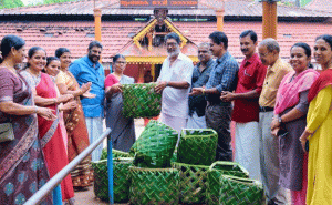 Read more about the article തെയ്യക്കാലത്തിന് സമാപനം കുറിക്കുന്ന മന്നന്‍ പുറത്ത് കാവിലെ പുറത്തെ കലശം ഞായറാഴ്ച; നഗരസഭ ഓലക്കൊട്ടകള്‍ കൈമാറി