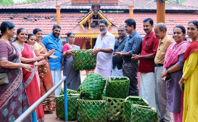 You are currently viewing തെയ്യക്കാലത്തിന് സമാപനം കുറിക്കുന്ന മന്നന്‍ പുറത്ത് കാവിലെ പുറത്തെ കലശം ഞായറാഴ്ച; നഗരസഭ ഓലക്കൊട്ടകള്‍ കൈമാറി