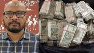 Read more about the article വിജിലന്‍സിനെ കണ്ടതോടെ രണ്ട് കോടി രൂപ അയല്‍വാസിയുടെ ടെറസിലേക്ക് എറിഞ്ഞു; സബ് കളക്ടറെ കൈയോടെ പൊക്കി ഉദ്യോഗസ്ഥര്‍