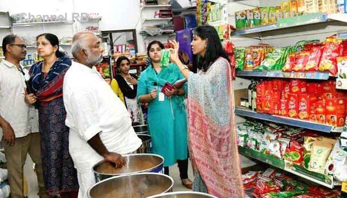 You are currently viewing ജില്ലാ കളക്ടര്‍ ഞെട്ടി, കടകളില്‍ ക്രമക്കേടിൻ്റെ കൂത്തരങ്ങ്, അമിതവിലയും പൂഴ്ത്തിവയ്പ്പും