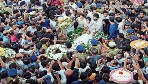 Read more about the article ഉമ്മന്‍ചാണ്ടി അവസാനമായി പുതുപ്പള്ളിയിലേക്ക്; ജനനായകന് അന്ത്യാഞ്ജലി അര്‍പ്പിച്ച് കേരളം