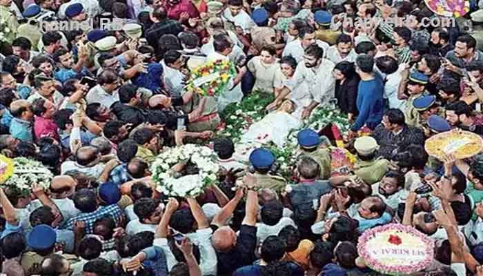 You are currently viewing ഉമ്മന്‍ചാണ്ടി അവസാനമായി പുതുപ്പള്ളിയിലേക്ക്; ജനനായകന് അന്ത്യാഞ്ജലി അര്‍പ്പിച്ച് കേരളം