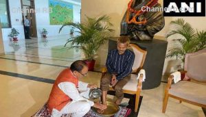 Read more about the article ആദിവാസി യുവാവിൻ്റെ മുഖത്ത് മൂത്രമൊഴിച്ച സംഭവം; ഇരയുടെ കാല്‍ കഴുകി മാപ്പുപറഞ്ഞ് മധ്യപ്രദേശ് മുഖ്യമന്ത്രി ശിവരാജ് സിങ് ചൗഹാന്‍