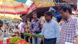 Read more about the article ജില്ലാ കളക്ടര്‍ പൊതു വിപണിയില്‍ പരിശോധന ശക്തമാക്കി; വില വിവരപ്പട്ടിക പ്രദര്‍ശിപ്പിക്കണമെന്ന് നിര്‍ദ്ദേശം