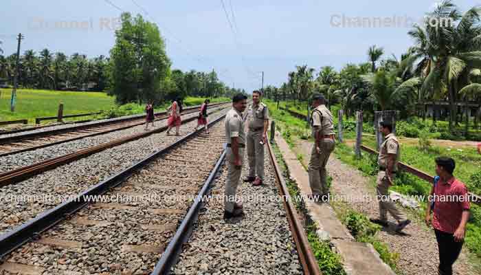 Read more about the article ട്രെയിനിനുകൾക്ക് കല്ലേറ്; ഭീതിയോടെ യാത്രക്കാർ, ശക്തമായ നടപടിയുമായി കാസർകോട്ടെ പോലീസ് സംഘം