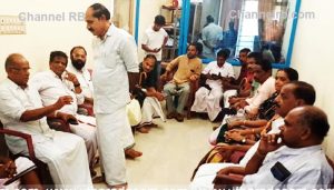 Read more about the article പുനഃസംഘടനയില്‍ സ്വന്തക്കാരെ തിരുകി കയറ്റിയെന്ന്; കാസര്‍കോട് ഡി.സി.സി ഓഫീസില്‍ പ്രവര്‍ത്തകരുടെ കുത്തിയിരിപ്പ് സമരം