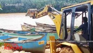 Read more about the article പൊലീസിനെ വെല്ലുവിളിച്ച് വീണ്ടും മണല്‍ കടത്ത്; എട്ട് അനധികൃത കടവുകളും ആറ് തോണികളും നശിപ്പിച്ചു