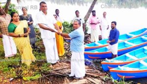 Read more about the article മത്സ്യ തൊഴിലാളികൾക്ക് വള്ളവും വലയും നൽകി; പദ്ധതി 2.58 ലക്ഷം രൂപയുടെ