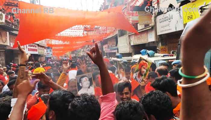 You are currently viewing കര്‍ണാടകയില്‍ ഗണേശവിഗ്രഹ നിമജ്ജന ഘോഷയാത്രക്കിടെ ഗോഡ്സെയുടെ പോസ്റ്റര്‍ ഉയര്‍ത്തിയ സംഭവം; പൊലീസ് കേസെടുത്ത് അന്വേഷണം ആരംഭിച്ചു