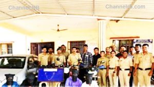 Read more about the article അഞ്ചംഗ കവര്‍ച്ചാസംഘം അറസ്റ്റില്‍; വാഹനങ്ങളും ആഭരണങ്ങളും പിടിച്ചെടുത്തു, മോട്ടോര്‍ സൈക്കിളുകളും കാറും തടഞ്ഞുനിര്‍ത്തി പരിശോധിച്ചപ്പോൾ ആണ് നാല് പ്രതികള്‍ പിടിയിലായത്